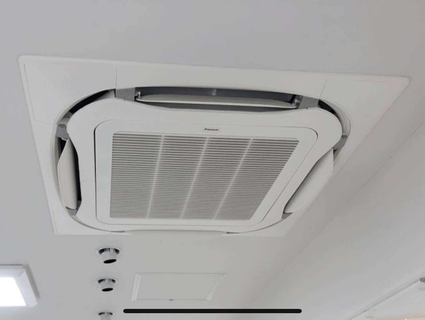 ダイキン 業務用四方向エアコンクリーニング